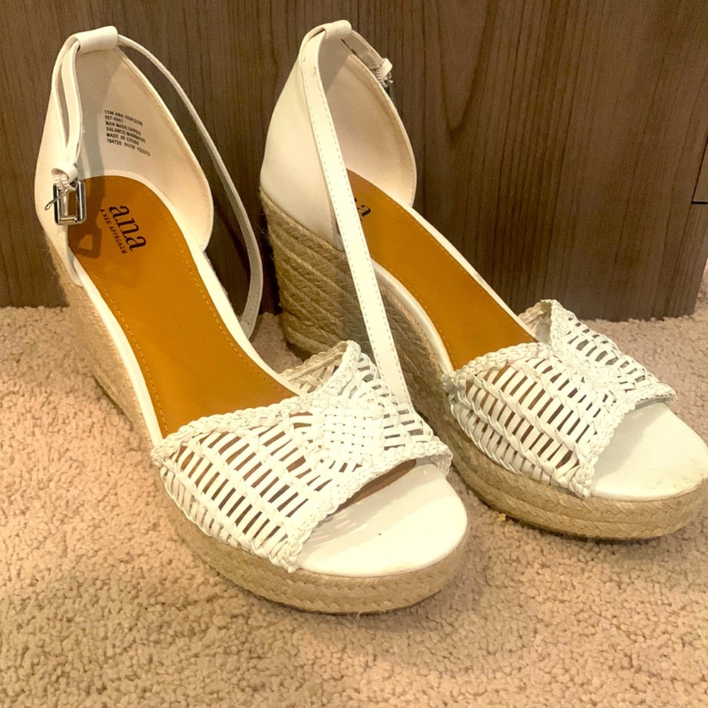 NWT White Wedges